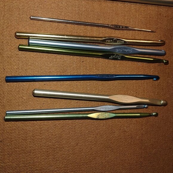 Assorted Aluminum Knitting Needles & Crochet Hooks Set - Various Sizes & Colors - Picture 3 of 3